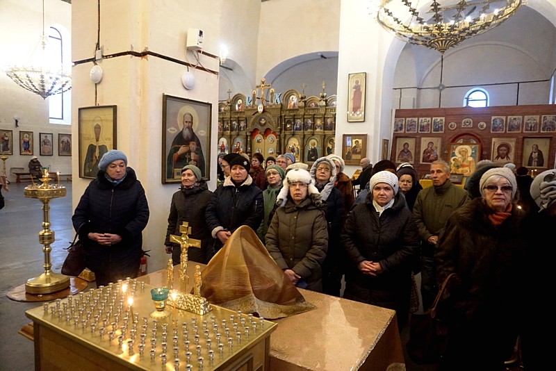 Троица в вишняках. Храм Живоначальной Троицы при бывшем приюте Бахрушиных. Храм Живоначальной Троицы клирос. Каширское благочиние храм Живоначальной Троицы Сю Вослинка.