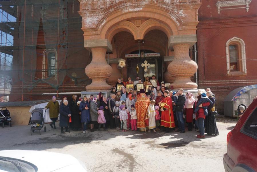 Храм бахрушиных на алексеевской. Храм Живоначальной Троицы при бывшем приюте Бахрушиных. Храм при приюте Бахрушиных. Храм Живоначальной Троицы в листах крестный ход. Храм Животворящей Троицы на Грязях.