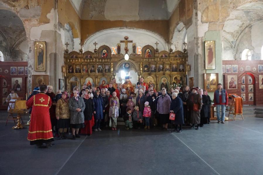 Храм живоначальной троицы расписание. Храм Живоначальной Троицы на Алексеевской. Соборование в храме Живоначальной Троицы Бахрушиных. Храм Живоначальной Троицы при бывшем приюте Бахрушиных убранство.